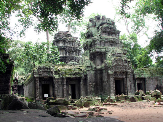 Wat Prohm
(der "Unberuehrte", weil er nicht vom Dschungel befreit wurde)