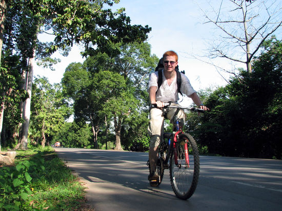 meine Wenigkeit auf dem coolen "Mountainbike"
(leider sieht man den Schweiss nicht tropfen)
