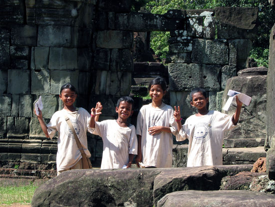 die Bakong-Gang
(nee bloss Waisenkinder, die ihr Anliegen den Touristen naeherbringen)