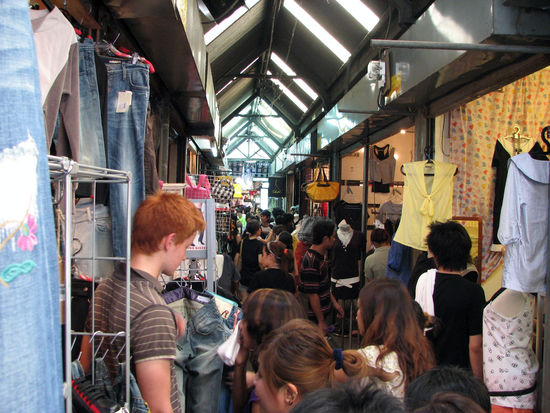 Shoppen auf dem wohl größten Wochenend-Markt der Welt