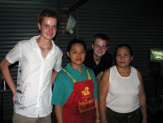 Abschied von der netten Familie, die in Bangkok immer für unser Abenessen zuständig war