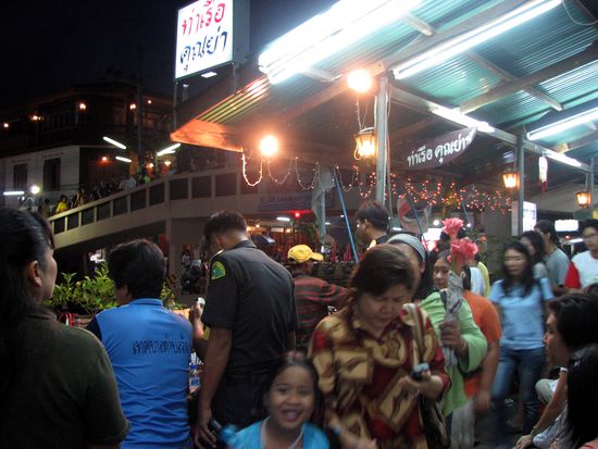 Volksfest
(die Kleine im Vordergrund kann echt niedlich singen...  )
