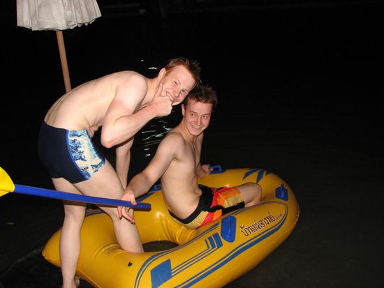 eine (naechtliche Bootsfahrt), die ist...