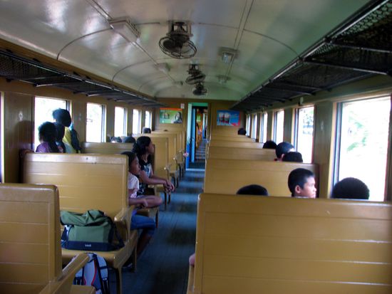 Holzklasse, mit Sitzen aus...Holz