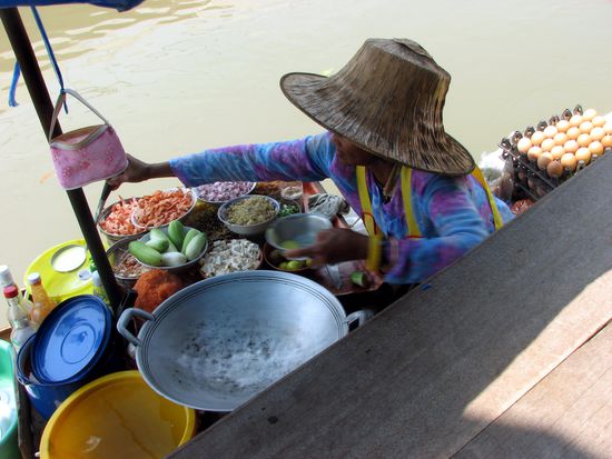 LEcker Fruestuecks-Pat-Thai direkt vor die Haustuer (in diesem Fall der Hostel-Steg)