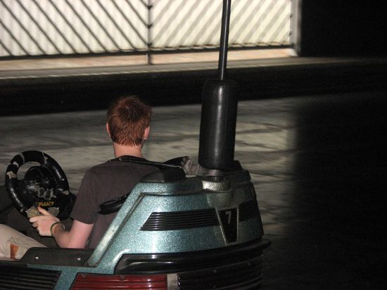 der Tom im Auto-Scooter, bevor er die die ganzen Kiddies von der Bahn geboxt hat