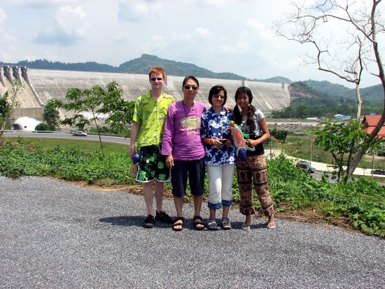 Eine der zahlreichen Aufnahmen 
(man beachte Thailands groessten Staudamm im Hintergrund)