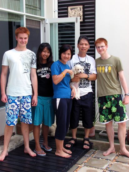 Abschiedsbild...
(das weisse, nicht besonders huebsche Fellbuendel ist eine richtige Nervensaege und hoert auf den Namen Kaeng, nur ums mal gesagt zu haben)