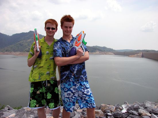 gewappnet fuer die Schlacht
(uns wurde gesagt, alle sehen zum Wasserfest so bescheuert aus ... wir waren aber die einzigen)