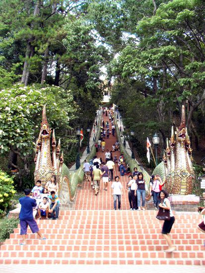 300 Stufen sinds bis man den "Wat Phra That Doi Suthep" bewundern darf