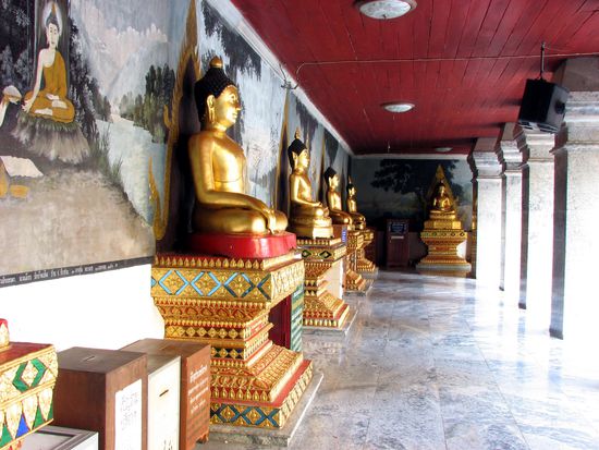 die omnipraesenten Buddhafiguren