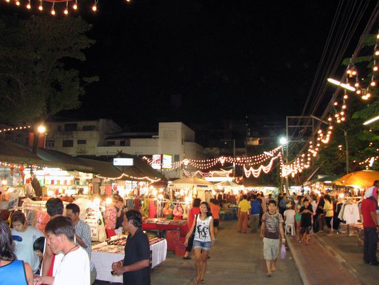 Nachtmarkt 
(an der Seite sieht man einen Teil der ganzen Klim-Bim-Touri-Schnulli-Staende)