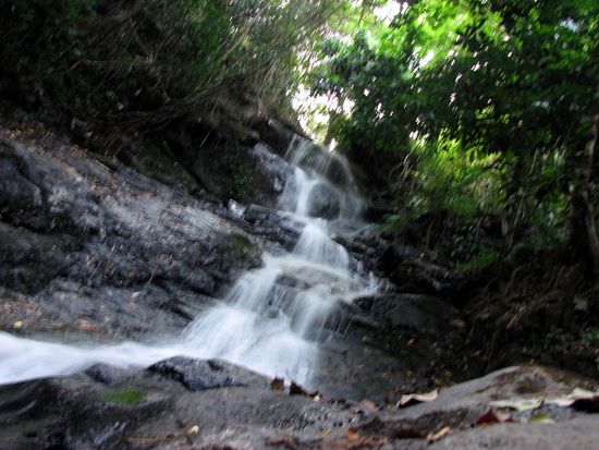 der Wasserfall von unten aufgenommen
(in echt sah er irgendwie beeindruckender aus...)