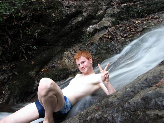 schickes Selbstportrait des Autors im Wasserfall
(nach dutzenden fehlgeschlagenen Versuchen)
