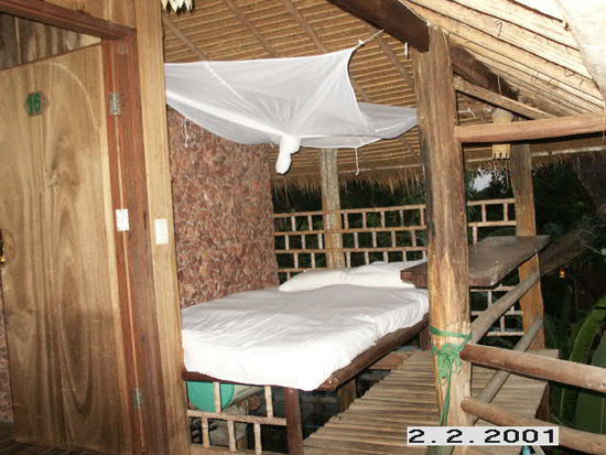 Ein Bett vor der Huette, also auf der Veranda,