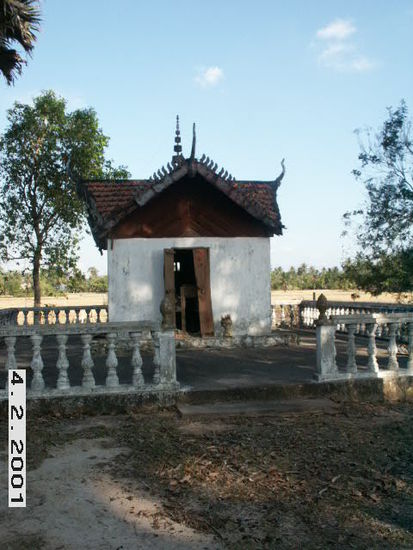 Das ist die Stupa mit den menschlichen Ueberresten. Von innen wollte ich kein Foto machen, nen bischen Anstand hat man ja doch.