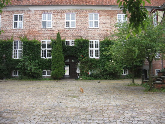 Und das Hauptgenaeude von hinten.