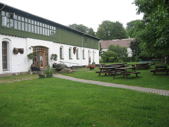 Versammlungsgebaeude mit Kueche und Essensaal. Aber meistens wird draussen gegessen.