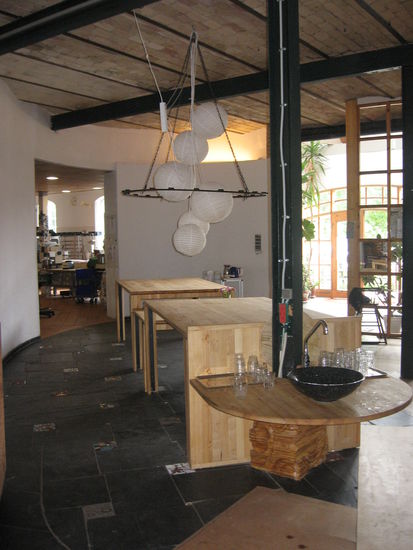 Anrichtetisch von der anderen Seite mit Wasserbecken.