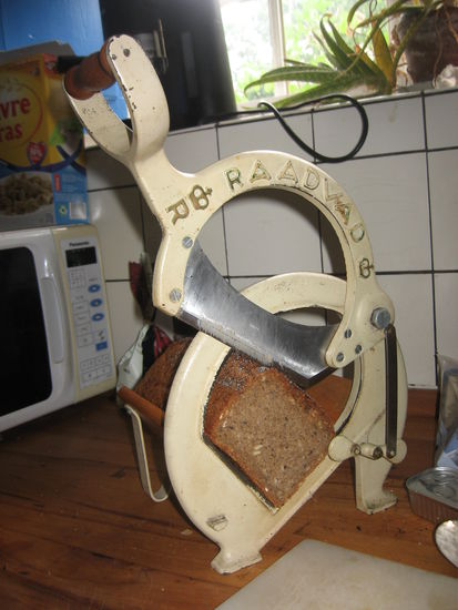 mit geiler Brotschneidemaschiene. Die Dinger gibt es hier ganz viel. Und sie funktionieren auch sehr gut.