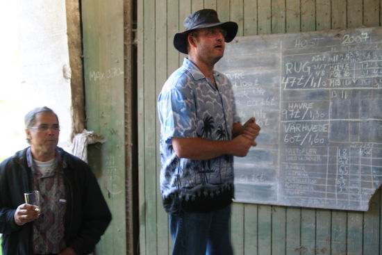 Im Silogebaeude werden die Erntemengen bekanntgegeben und erklaert,