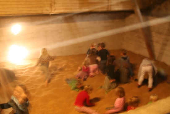 waehrend die lieben Kleinen im Korn toben duerfen,