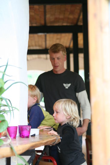 und selbst die kleinsten duerfen hier schon an der Bar sitzen.