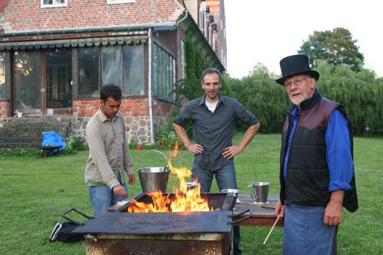 Und aus dem Essen kommt man bei solchen Gelegenheiten auch nicht raus. Fragt nicht was ich mir hier schon fuer ne Pocke angefressen habe.