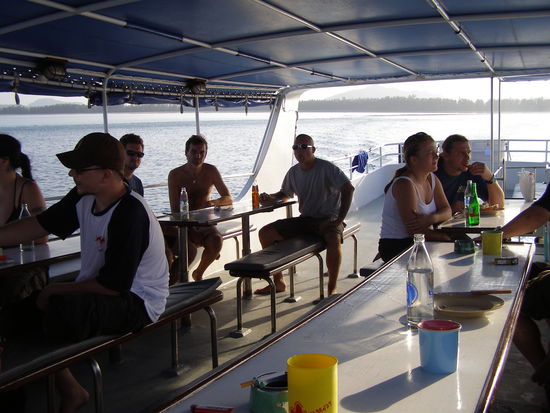 Fruehstueck auf dem Tauchboot.