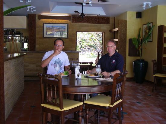 Mein Kursdirektor (links) und ein weiterer Mitstreiter bei der wichtigsten Sache des Tages, das Mittagessen.