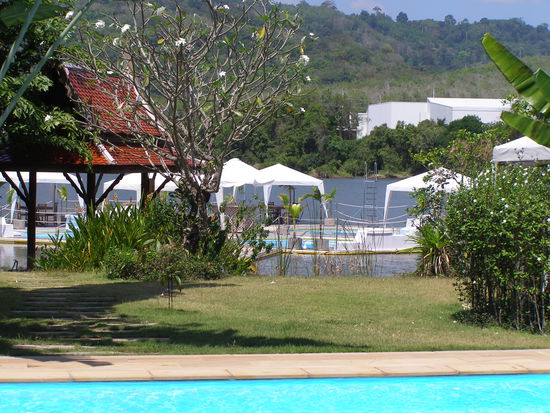Ja, das ist wirklich das wonach es aussieht. Eine Poolanlage mitten im See. Geil!