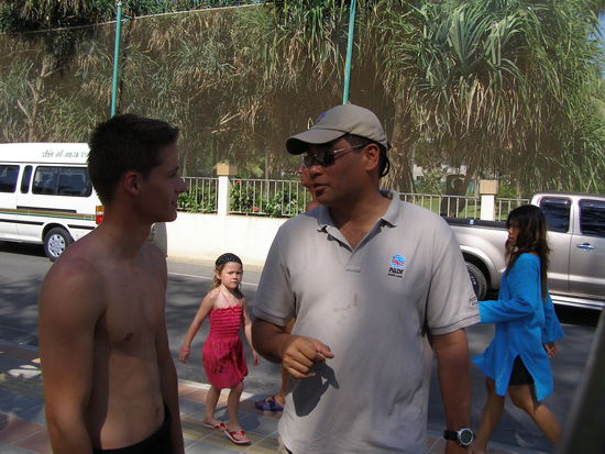 Hier der letzte Tag des IE (Tauchlehrerpruefung). Der Mensch links im Bild ist mein Examiner gewesen und teilt den Leuten einzeln gerade mit ob sie bestanden haben.