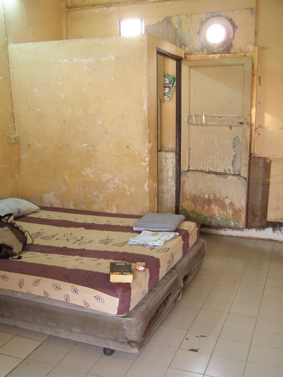 So sieht uebrigens mein Zimmer aus wenn ich in Bangkok in Chinatown uebernachte. Immer!