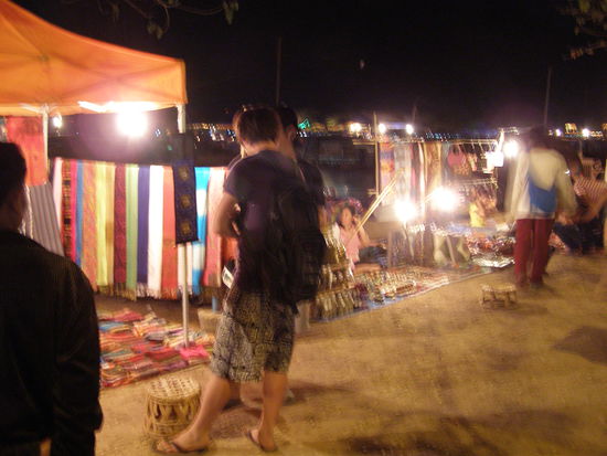 Mekongufer in Vientiane bei Nacht. Da hat es immer einen kleinen netten Markt.