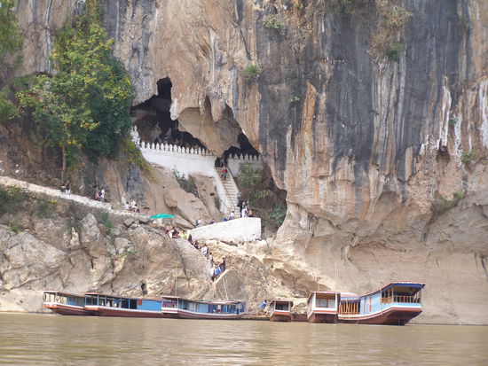 Hoehle mit vielen Buddastatuen und Ausflugsziehl fuer viele Touris
