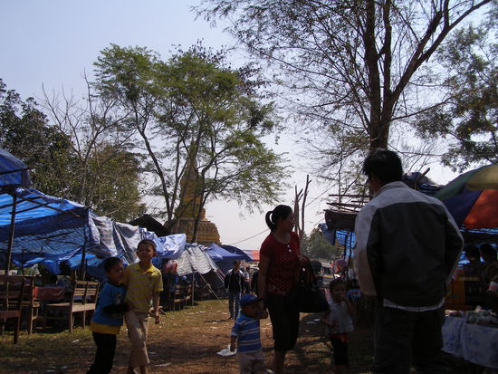 Alte Stupa mit Volksfest