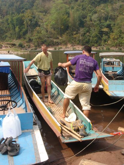 Jetzt, ja jetzt geht es gleich los. Aber erst mal das Boot beladen.