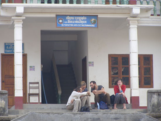 Das Bild konnte ich mir nicht verkneifen. Mit der lovely planet bibel vor dem Tourist Information Office