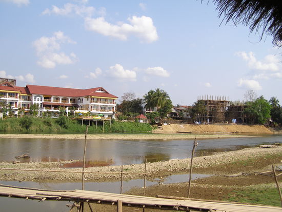 Blick von meiner Seite des Flusses auf die wunderschoene Stadt