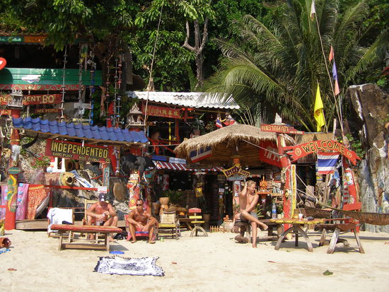 man will es nicht glauben aber ganz am Ende vom White Sand Beach gibt es direkt am Wasser ein paar richtig schoene Bungalows
