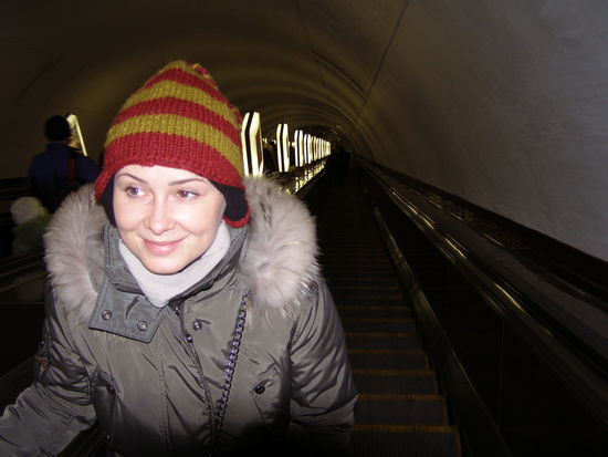 Die Rolltreppen fahren hier sehr schnell. Trotzdem ist man gut ein bis zwei Minuten mit ihnen unterwegs.