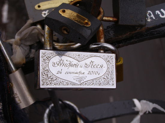 Die Liebesbrücke! Hier hängen Verliebte als Zeichen ihrer unverbrüchlichen Liebe ihre ....