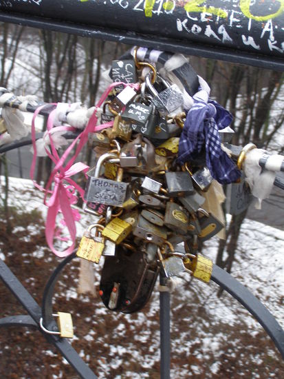 Schlösser mit Namen und meist auch Jahreszahl an. Empfinde ich als netten Brauch. Ob es hilft sei mal dahin gestellt. Fakt ist, es sind kaum Singels zu finden.