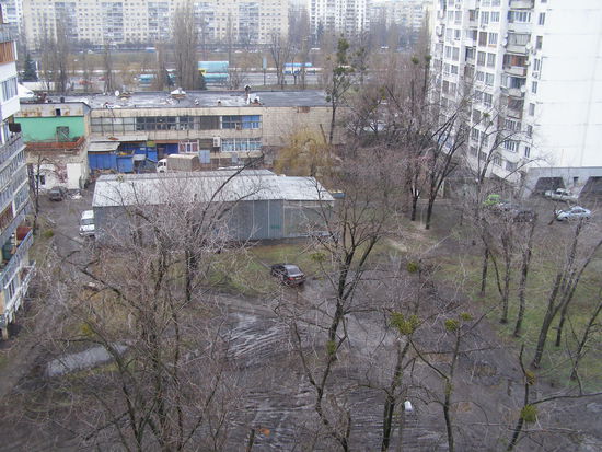 Wen es interessiert, ich wollte es nicht glauben, der zweite Flachbau in der Bildmitte stellt einen Schönheitssalon vor.