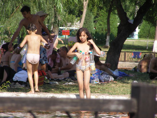Schwimmreifen uund Luftmatratzen gibt es hier auch. Nur bei einem Durchschnittseinkommen von gerade mal 300 US Dollar ist eine aus alten Flaschen gebastelte Schwimmhilfe deutlich erschwinglicher.