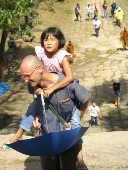 Der kleine Affe auf meinem Buckel heisst Beo und ist die Schwester meiner Geschaeftspartnerin. Die hatte mich die ganze Zeit mit Beschlag belegt. Hab mal bitte jemand Mitleid.