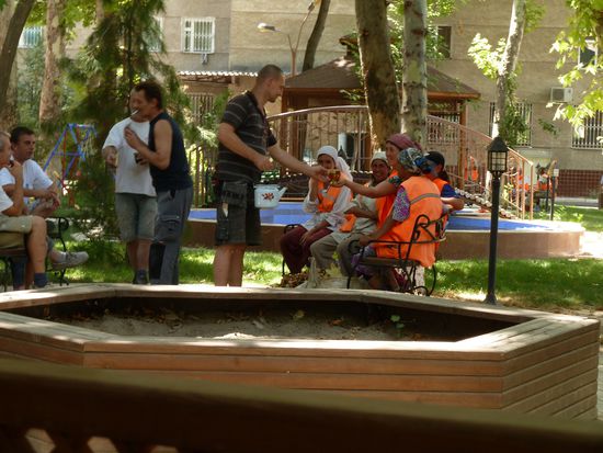 Mittagspause. Da sie sonst die verdiente Siesta stören bekommen die Straßenfegerinnen mal nen Täschen Tee und nen Eis spendiert.