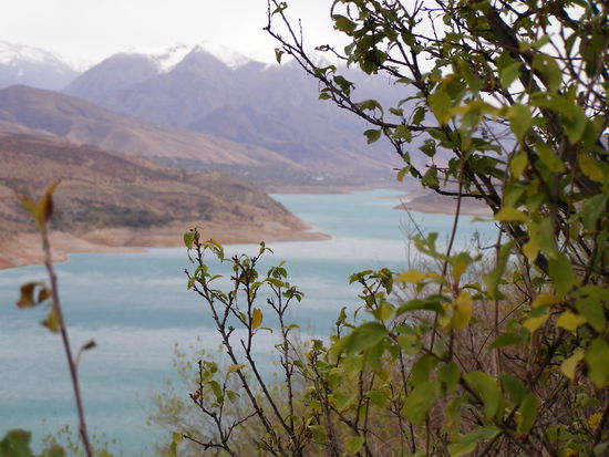 Das Wasserreservoir von Tashkent. Großer Stausee in den Bergen!