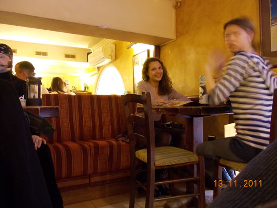 Und natürlich auch hier, schöne Frauen soweit das Auge reicht.