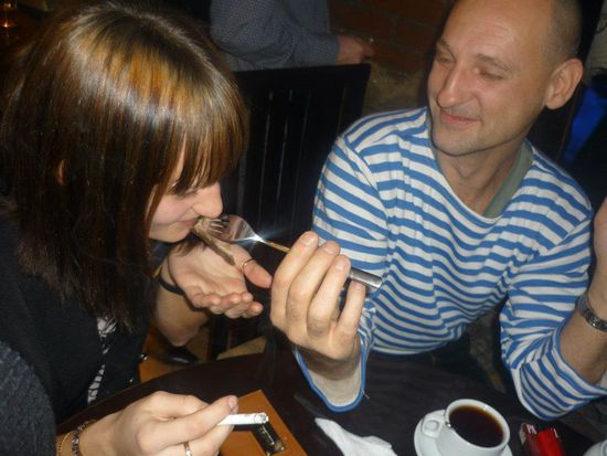 Ich liebe es wenn mir junge hübsche Frauen aus der Hand fressen... 